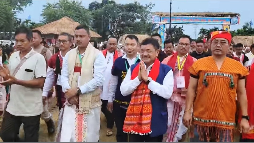 Tuliram-Ronghang-with-officials-and-organisrs-at-the-festival.