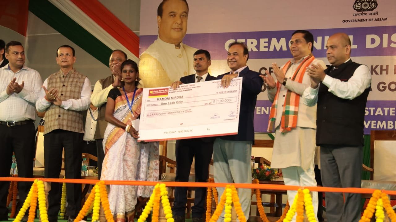 Himanta distributes financial assistance to beneficiaries of Doloo Tea Estate