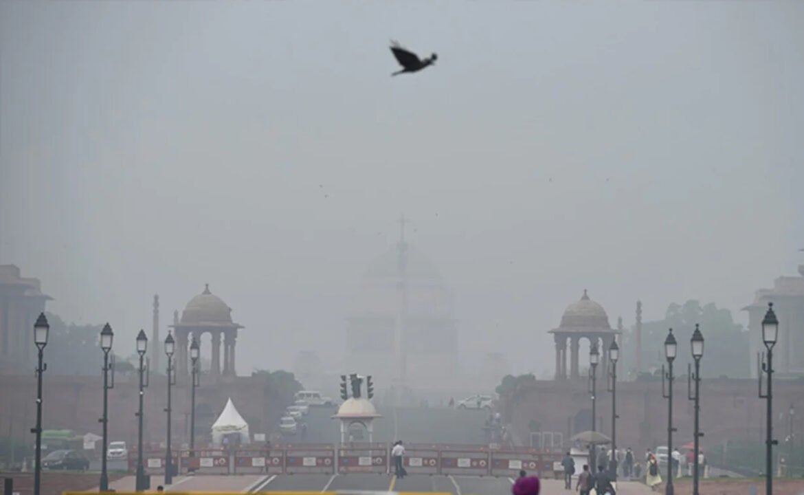 Season’s first dense fog hits rail, road traffic in Delhi_ IMD issues advisory for 5 days