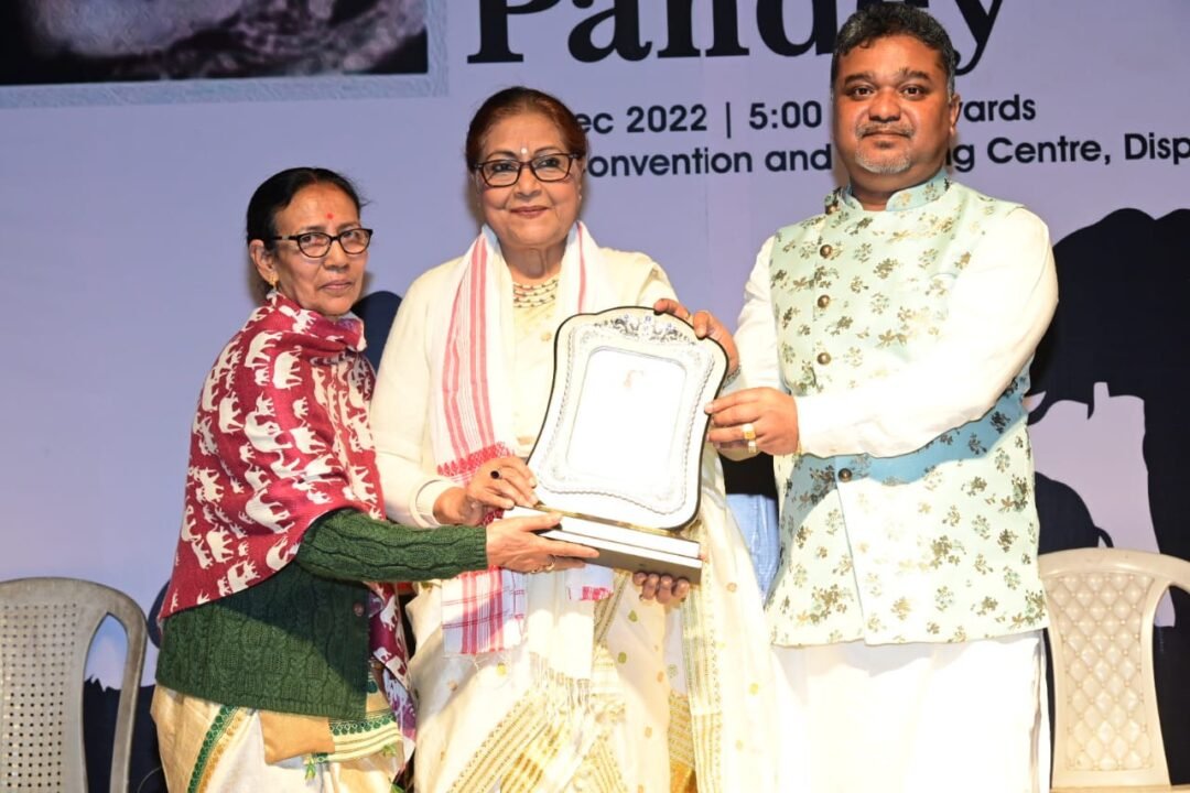 Singer Manisha Hazarika receives ‘Padmashri Pratima Barua Pandey Byatikram Inspirational Award 2022’