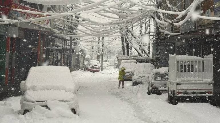 Snowfall, rain in hill states of north India lead to closure of roads