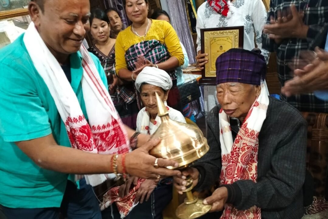 Traditional chief Bisa Nong Singpho of Bisa Gaon, Ledo felicitated by Shining Green Asiana Welfare Foundation. Photo send by HT Correspondent from Margherita.