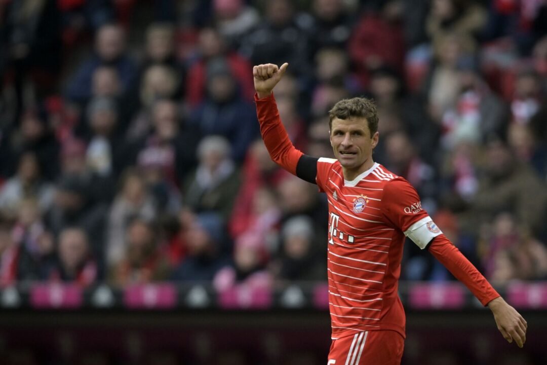 Müller sets record, scores to keep Bayern top in Bundesliga