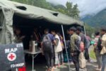 Army rescues 300 more tourists stranded in North Sikkim New Project(45)