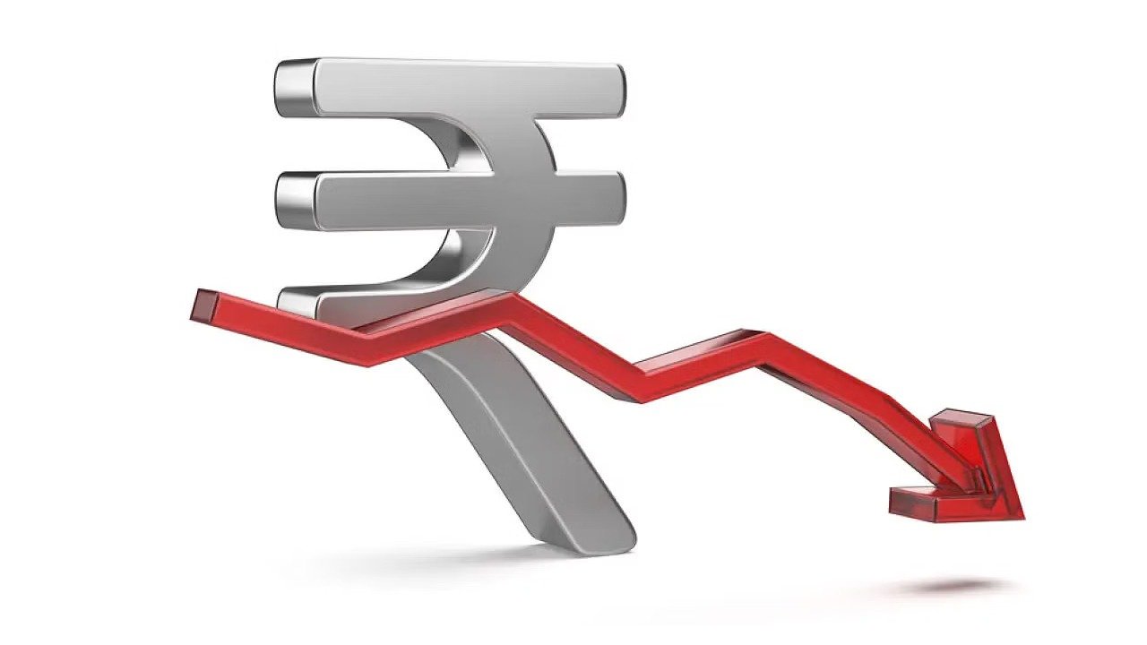 Rupee falls 4 paise against USD amid strengthening US bond yields New Project(7)