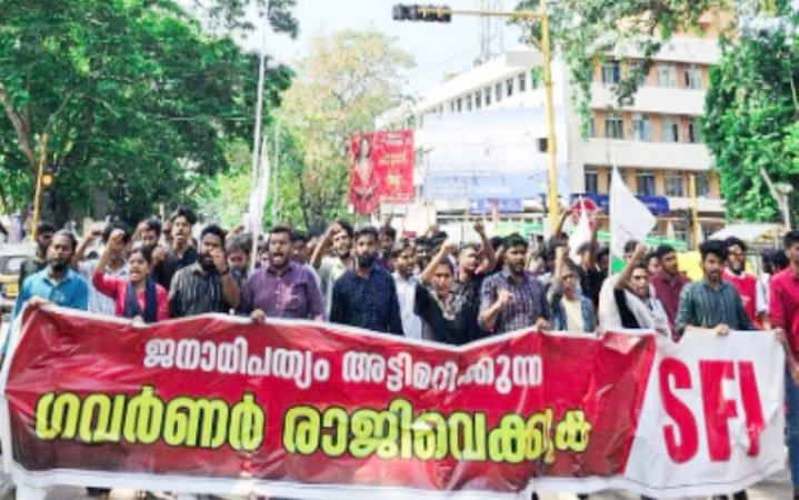 SFI stages massive protest ahead of Guv’s visit to Calicut university