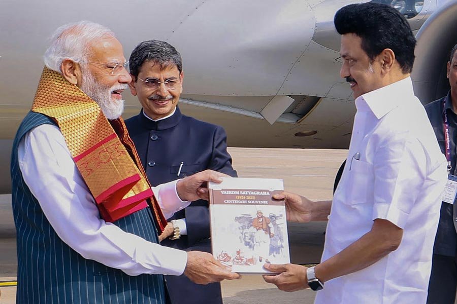 1704191811_modi-stalin