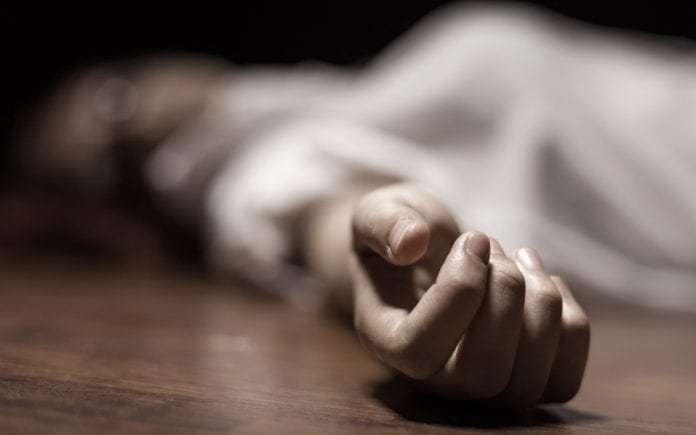 dead-womans-body-with-focus-on-hand-picture-id177417670-696×435-1